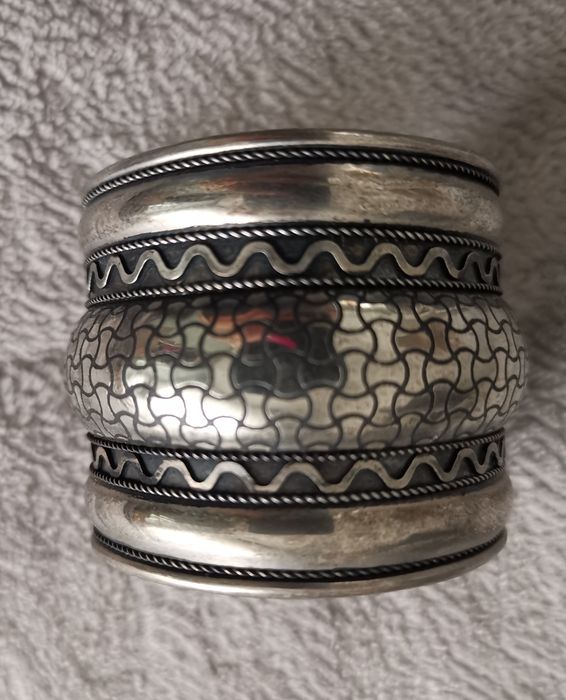Pulseira larga prateada