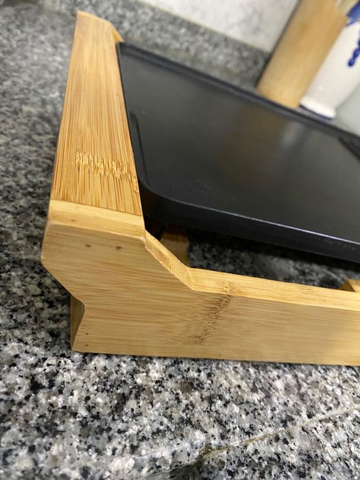 Grelhador com base em madeira