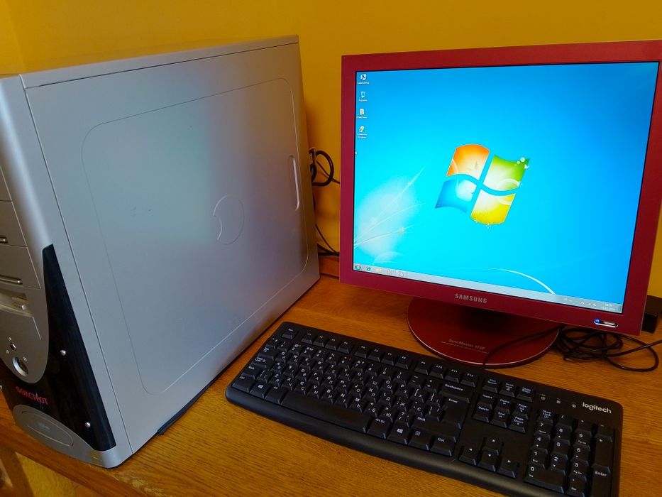 ПК Intel Pentium 4 з монітором та клавіатурою