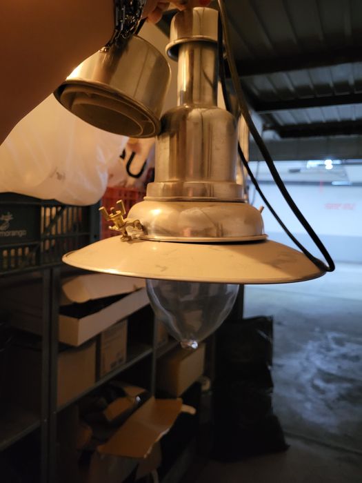 Candeeiro em latão e lâmpada grande