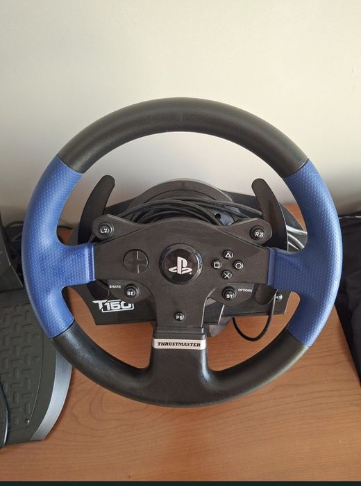 Volante ThrustMaster compatível com PlayStation e PC