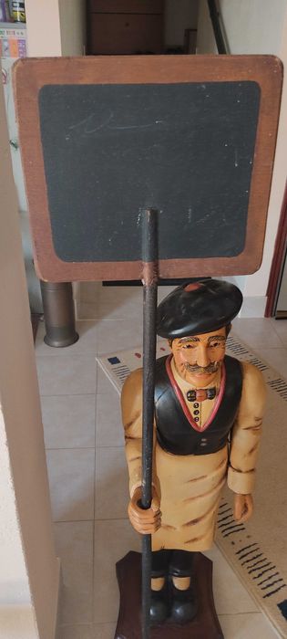 Bonecos de madeira de  1 metro de altura