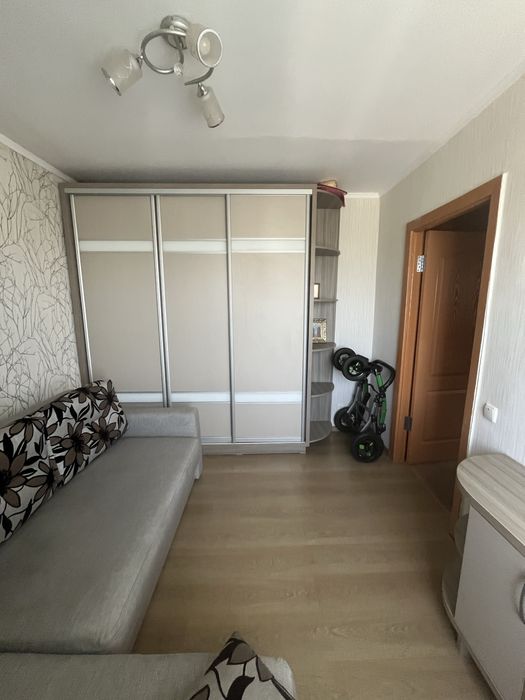 Продам 4-х кімнатну квартив , 80м2 в цегляному будинку по пр-т Миру