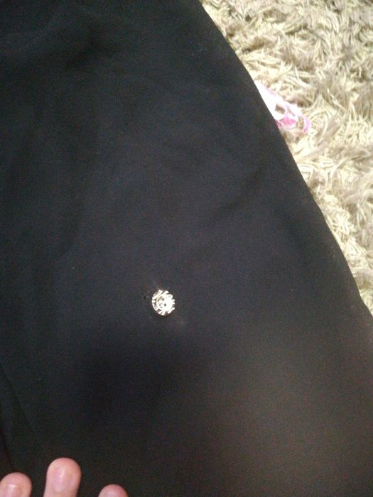 Camisola preta com botões nas mangas