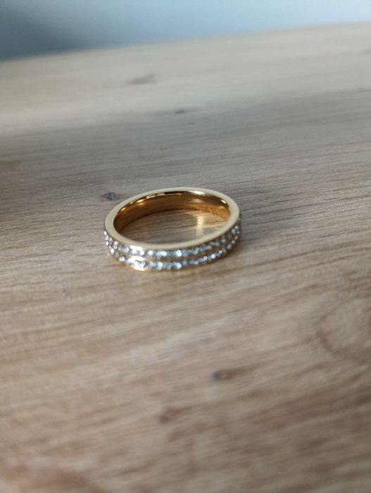 Obrączka z cyrkoniami złota stal nierdzewna r. 8 1,9mm średnicy piękna