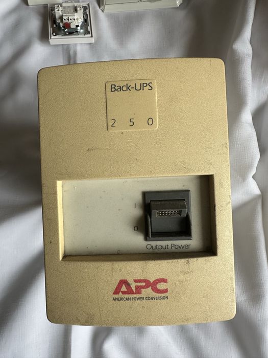 APC Back-UPS 250I безперебійник без акумуляторів