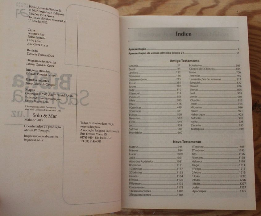 Livro "Bíblia Sagrada Almeida Século 21 - Luz" (2012)