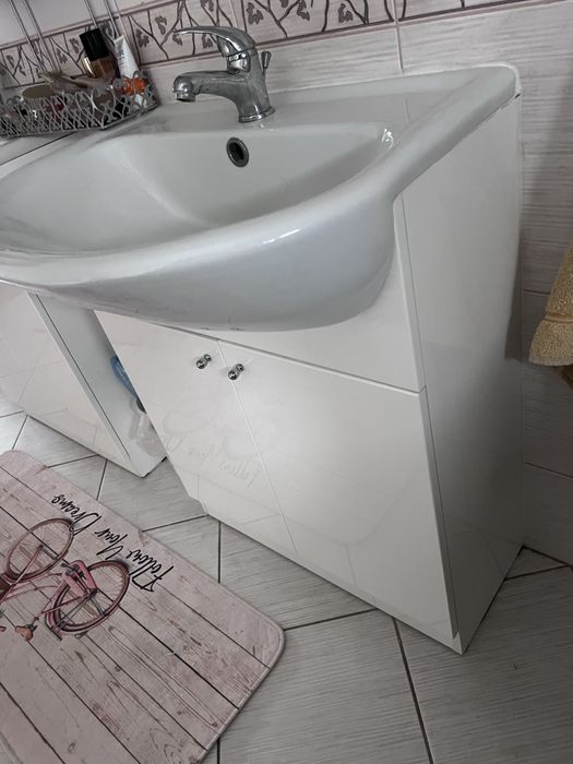 Dwie szafki łazienkiwe umywalka kran