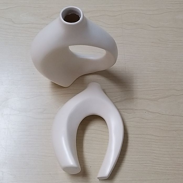 Jarras com design abstrato.