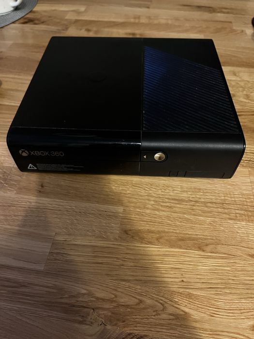 Xbox 360e 512gb z kinectem i padem