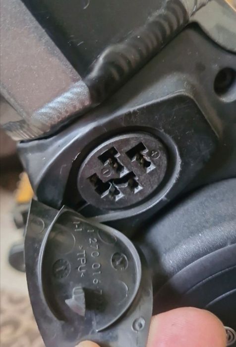Продам зарядні Bosch 2A.