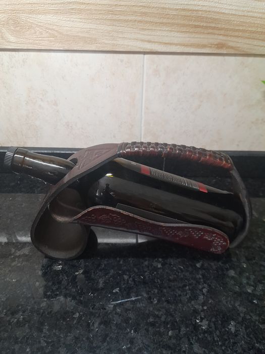 Suporte para garrafa antigo em couro