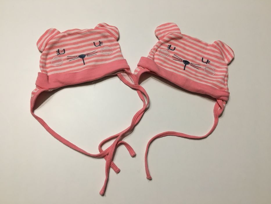 Czapki dla bliźniaczek