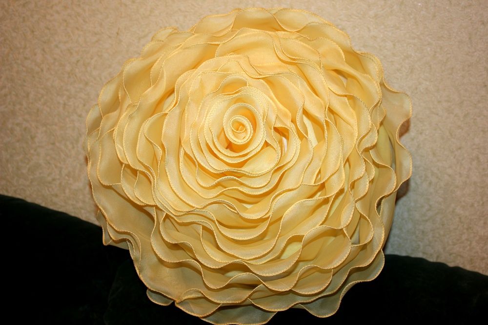 Декоративная подушка роза из фетра