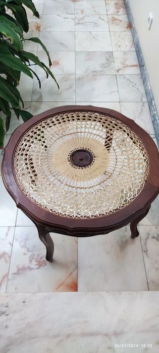 Mesa de centro em madeira c/palhinha