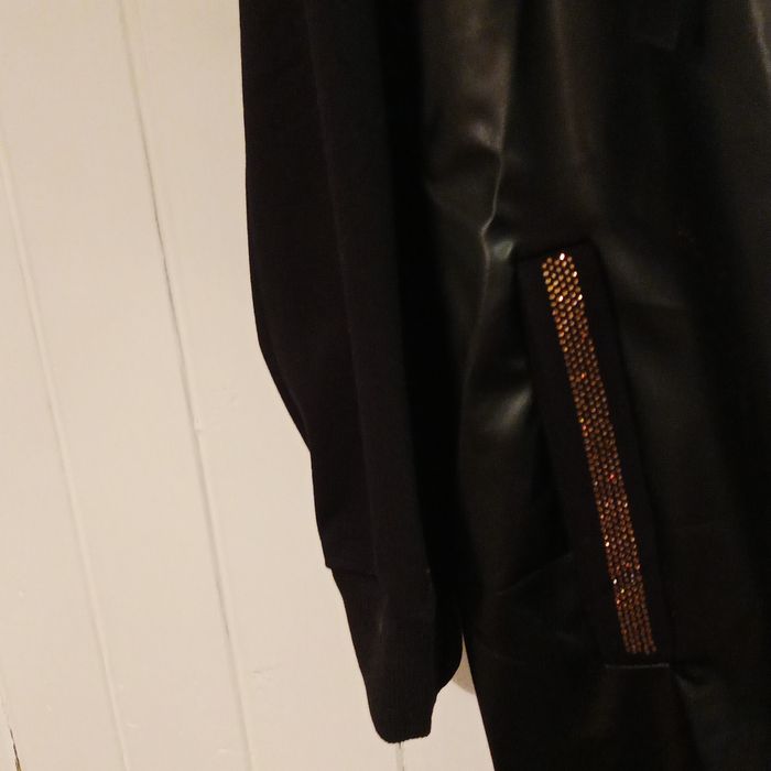 Płaszcz damski jesienny z kapturem.