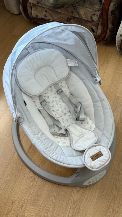 Заколисуючий центр гойдалка колиска Momi