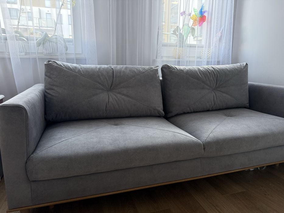 Sofa meteriałowa na drewnianych nóżkach 215x92