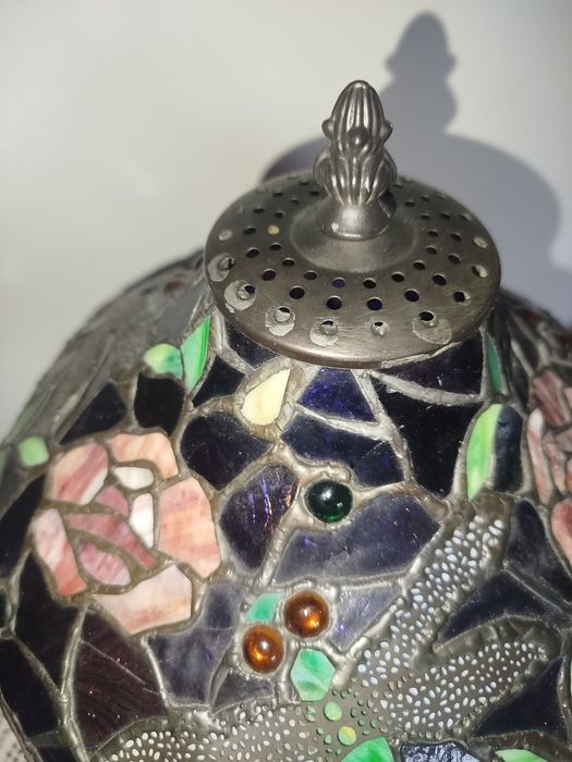 Lampa witrażowa w stylu Tiffany – róże i ważka – piękna dekoracja