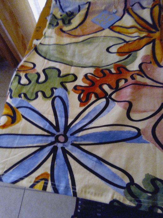 Vestido curto em cai-cai