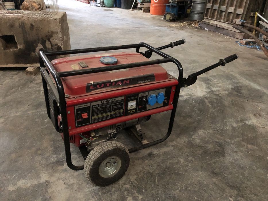 Gerador Monifasico com kit rodinhas em muito bom esrado; poucas horas;