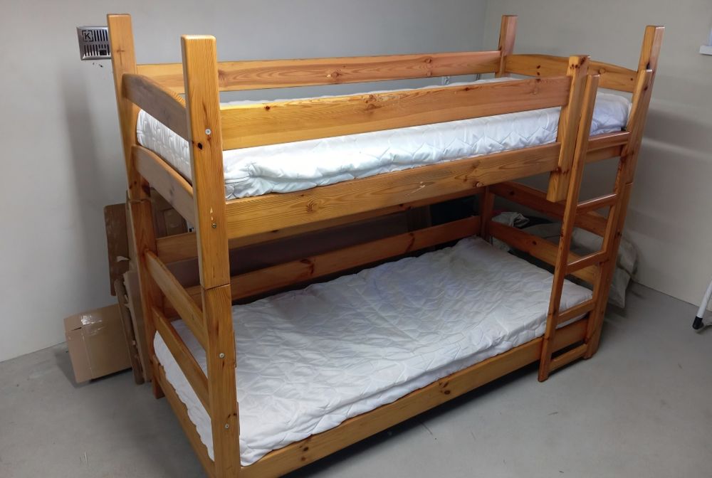 Łóżko piętrowe drewniane  z materacami