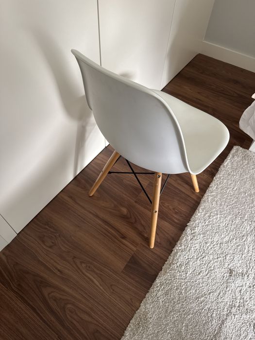 Cadeira branca com pés em madeira