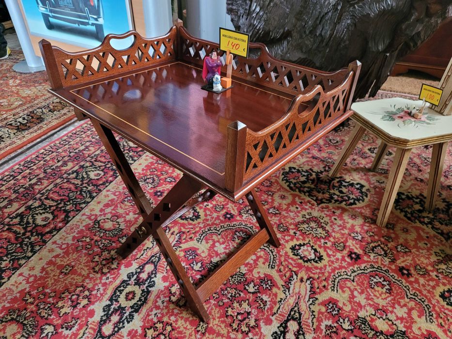 Mesa de apoio em madeira com tabuleiro amovível- ó