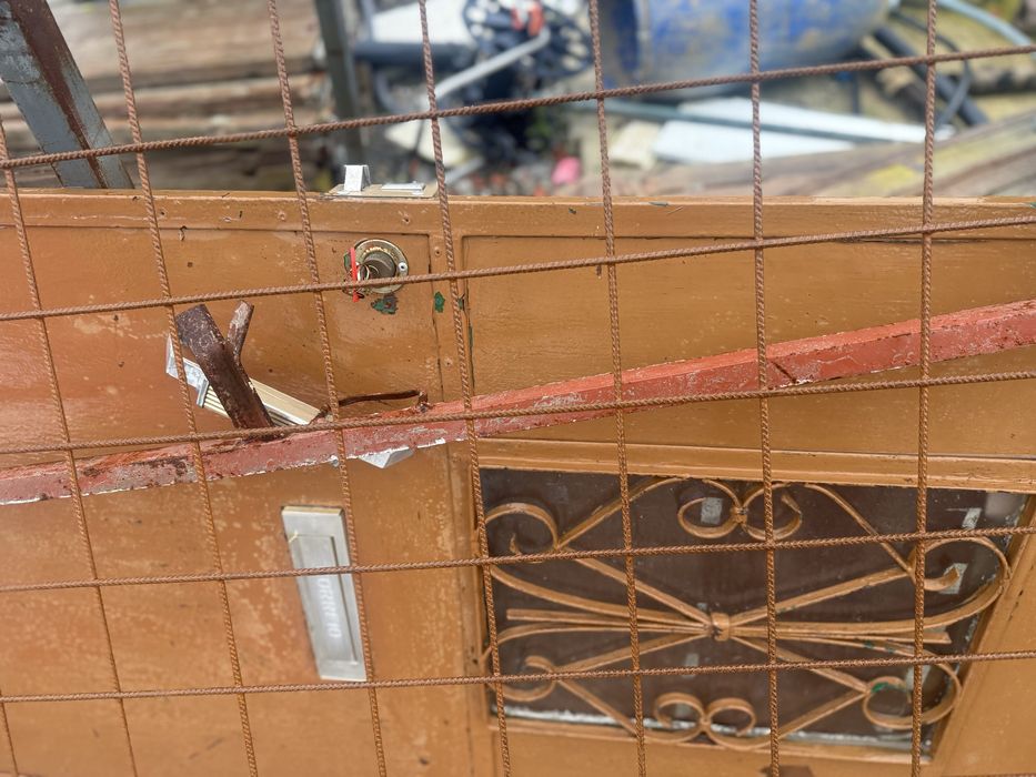 Porta em ferro com fechadura