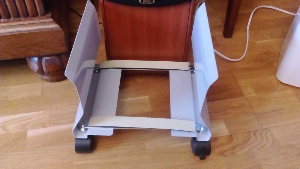Podstawa na kółkach pod komputer