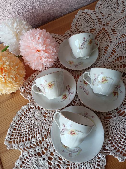 Zestaw 4 filiżanek i spodków
