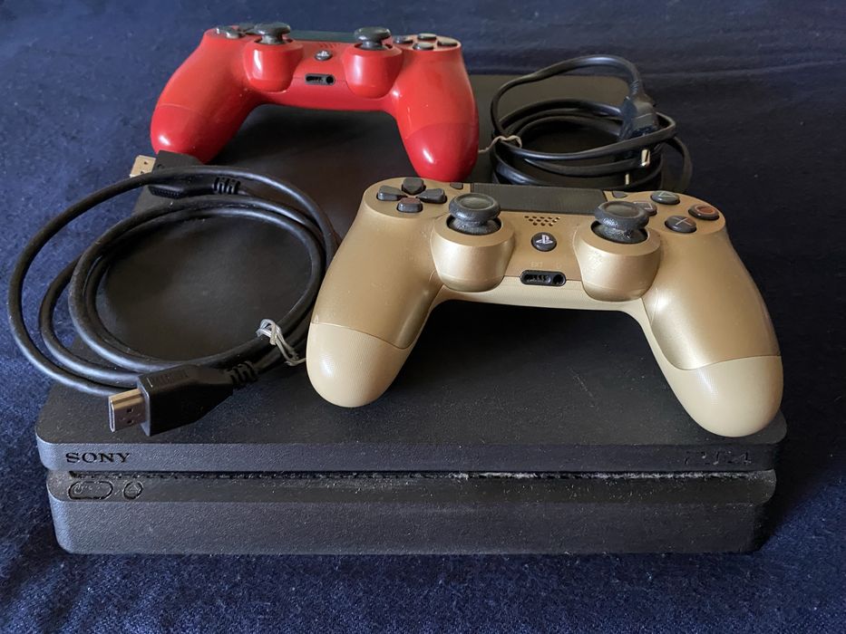 PS4 Excelente estado com 2 comandos