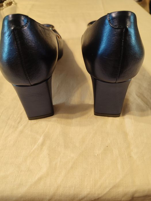 Buty skórzane czółenka Gino Rossi rozmiar 38 granatowe