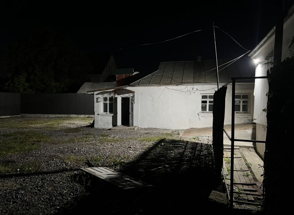 Оренда будинка з подвір’ям— багато місця, закрито