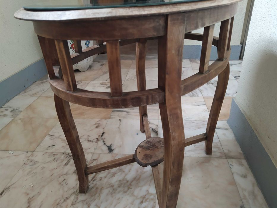 Mesa de apoio em madeira com tampo em espelho