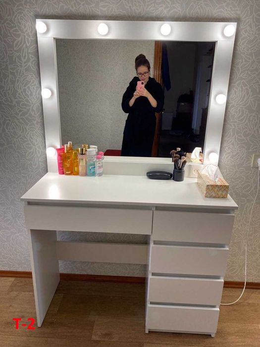 Макияжное, визажное зеркало, стол бровиста.Туалетный, гримерный столик ...