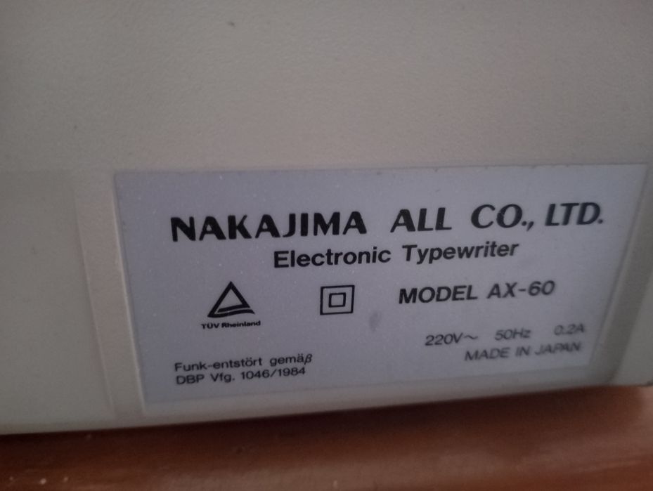 Máquina de escrever eletrónica Nakajima