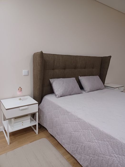 Cama + colchão e mesinhas