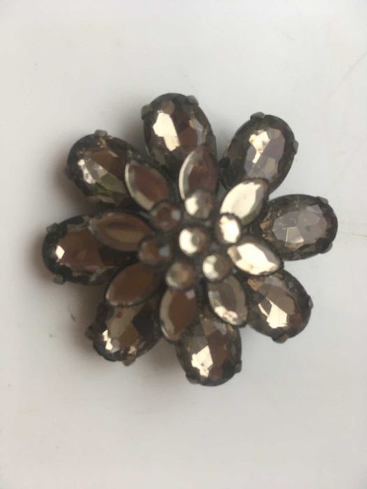 Броши разные: винтаж и современные.