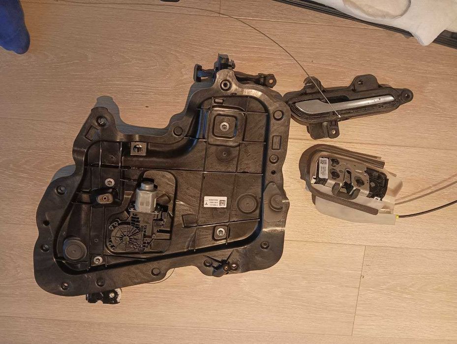 Тесла модел 3 двері праві передня і задня