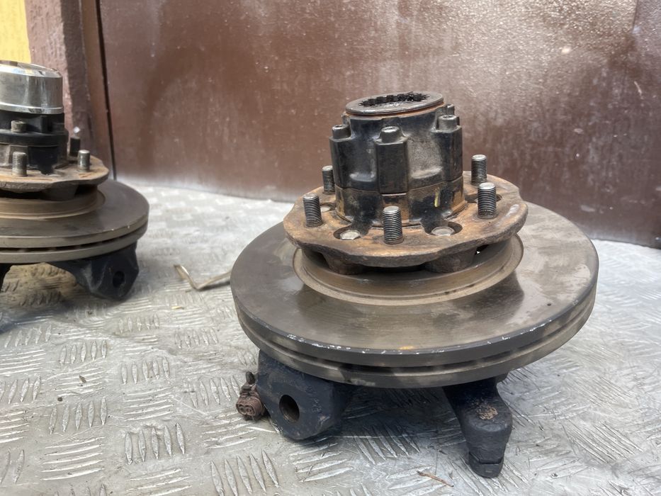 Цапфа кулак 2.4 бензин Ниссан террано 2 nissan terrano год 03