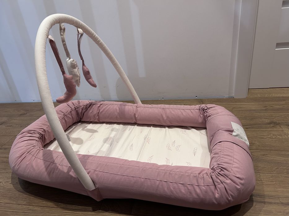 Kokon Babynest Dusty Dark Rose + pałąk | Premium | Jak nowy