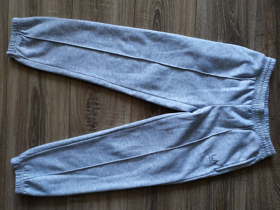 Spodnie dresowe rozmiar 134-140 popielate