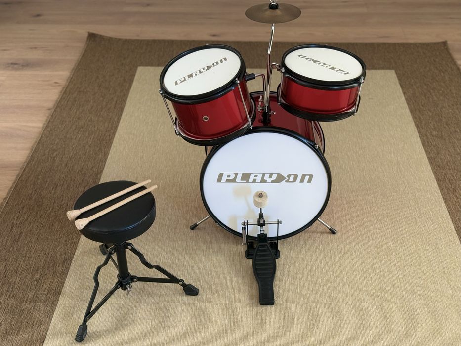 Bateria Infantil Play On Vermelha (Set Completo com Banco e Baquetas).