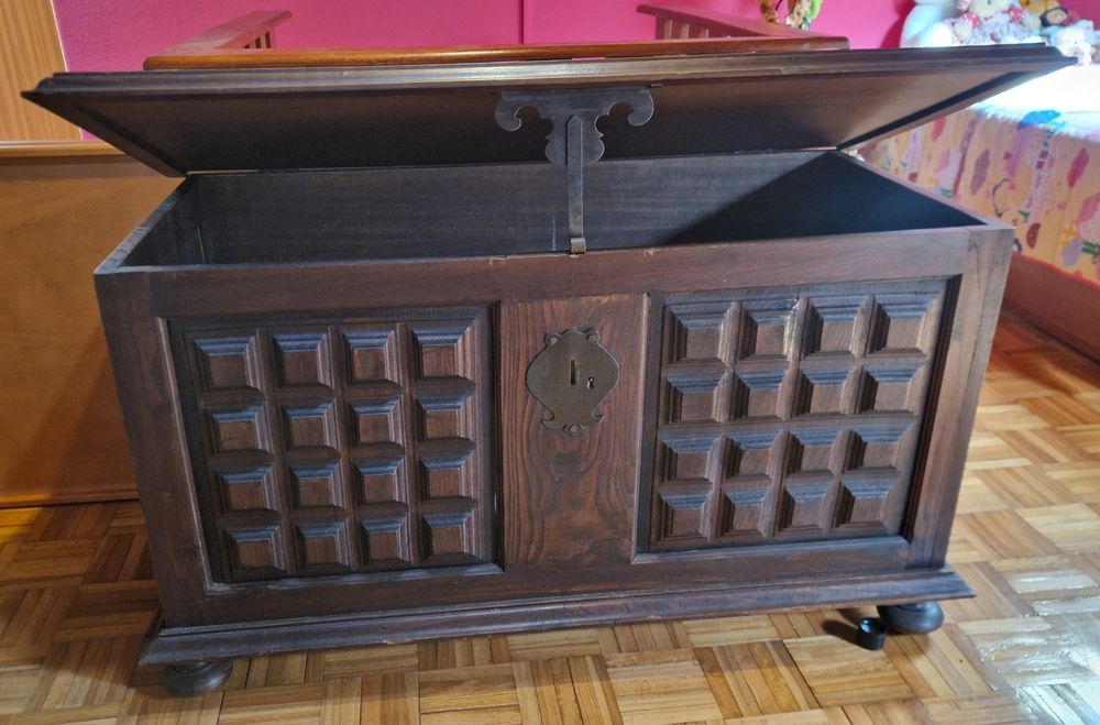 Arca de madeira castanha