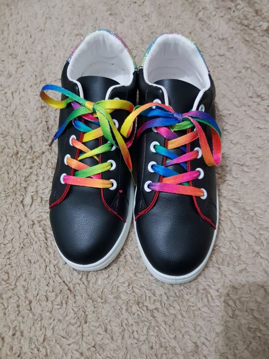 Ténis Novos tam. 38 em preto com atacadores multicores
