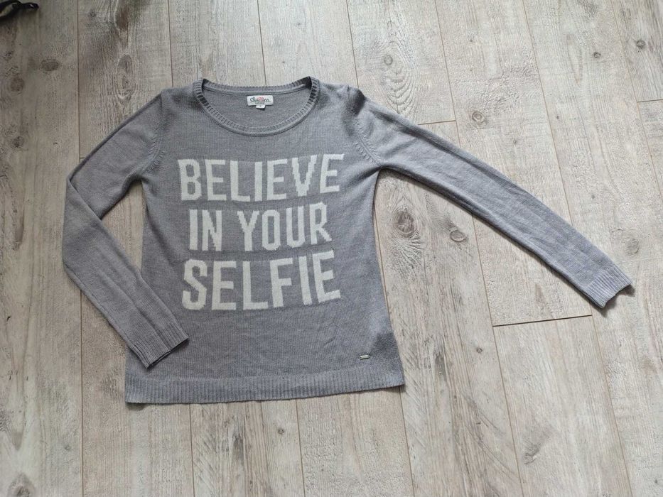 Szary sweter z napisem believe in selfie S kod1032