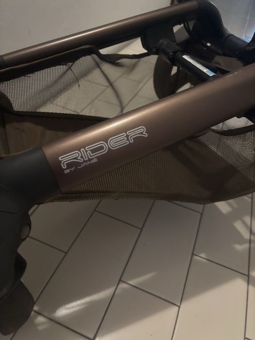 Conjunto de bebe Jané: carrinho, ovo, cadeira e base isofix.