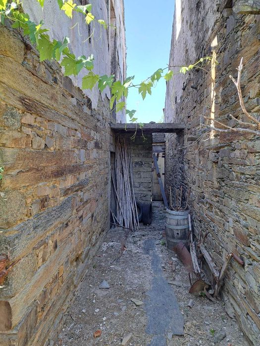 Casa em Ruína para Reconstrução com Projeto Aprovado  para AL