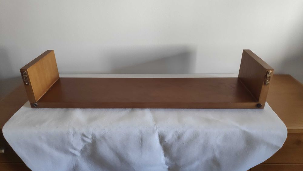 Prateleiras suspensas em Pinho Mel